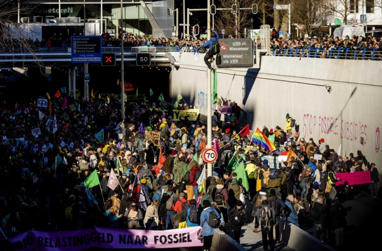 Honderden arrestaties bij klimaatprotest op autosnelweg