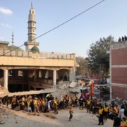 Al zeker honderd doden bij ontploffing in Pakistaanse moskee