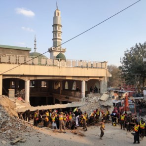 Tientallen doden bij ontploffing in Pakistaanse moskee