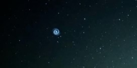 Mysterieuze spiraalvormige figuur zweeft door nachtelijke hemel boven Hawaï