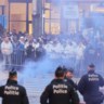 De politie verzamelde met rookbommetjes aan de ingang van de nieuwjaarsreceptie van Open VLD.