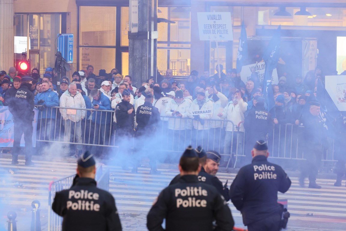 ui oortelefoon Verpersoonlijking Open VLD heeft het gehad met protest politievakbonden | De Standaard Mobile