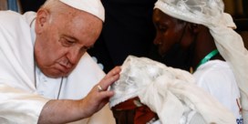 Paus in Kinshasa: ‘Hou op met Afrika te verstikken’ ‘Hou op met Afrika te verstikken’