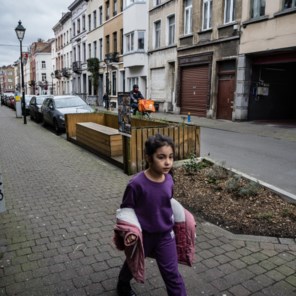 Brusselaars ontharden trottoirs met blote hand