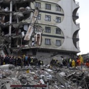 Getuige aardbeving: ‘Ik ben omringd door doden. En ik weet niet of hier vandaag nog hulp zal komen’
