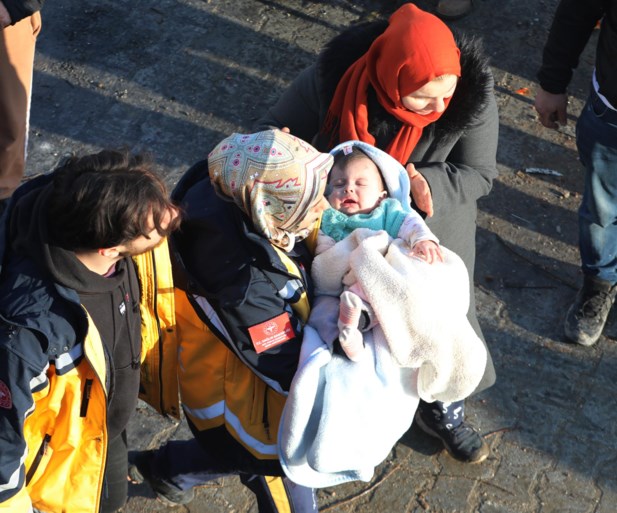 Pasgeboren baby vanonder puin gehaald na aardbeving Syrië
