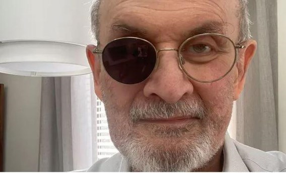 Salman Rushdie na eerste interview sinds aanslag: ‘Zo zie ik er echt uit’