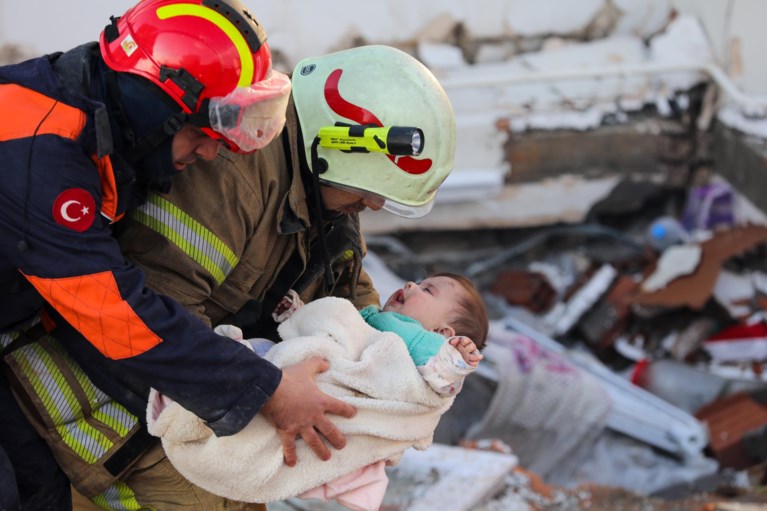 Pasgeboren baby vanonder puin gehaald na aardbeving Syrië