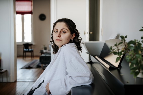 Nieuwe Lichting-winnaar Ila veilt huiskamerconcert voor Turkije: ‘Beter dan je gsm te checken en gek te worden’