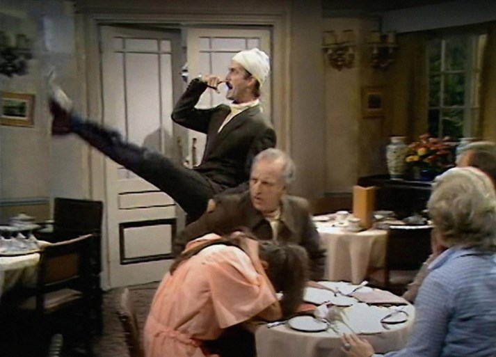 John Cleese reanimeert ‘Fawlty Towers’ samen met zijn dochter