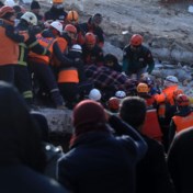 Tweeling van anderhalf jaar oud na veertig uur van onder het puin gehaald in Gaziantep