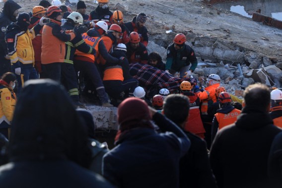 Tweeling van anderhalf jaar oud na veertig uur vanonder het puin gehaald in Gaziantep