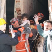 Live aardbeving | Zuid-Koreaans team redt kleuter van onder het puin