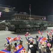 Noord-Korea houdt militaire parade met grootste aantal langeafstandsraketten ooit