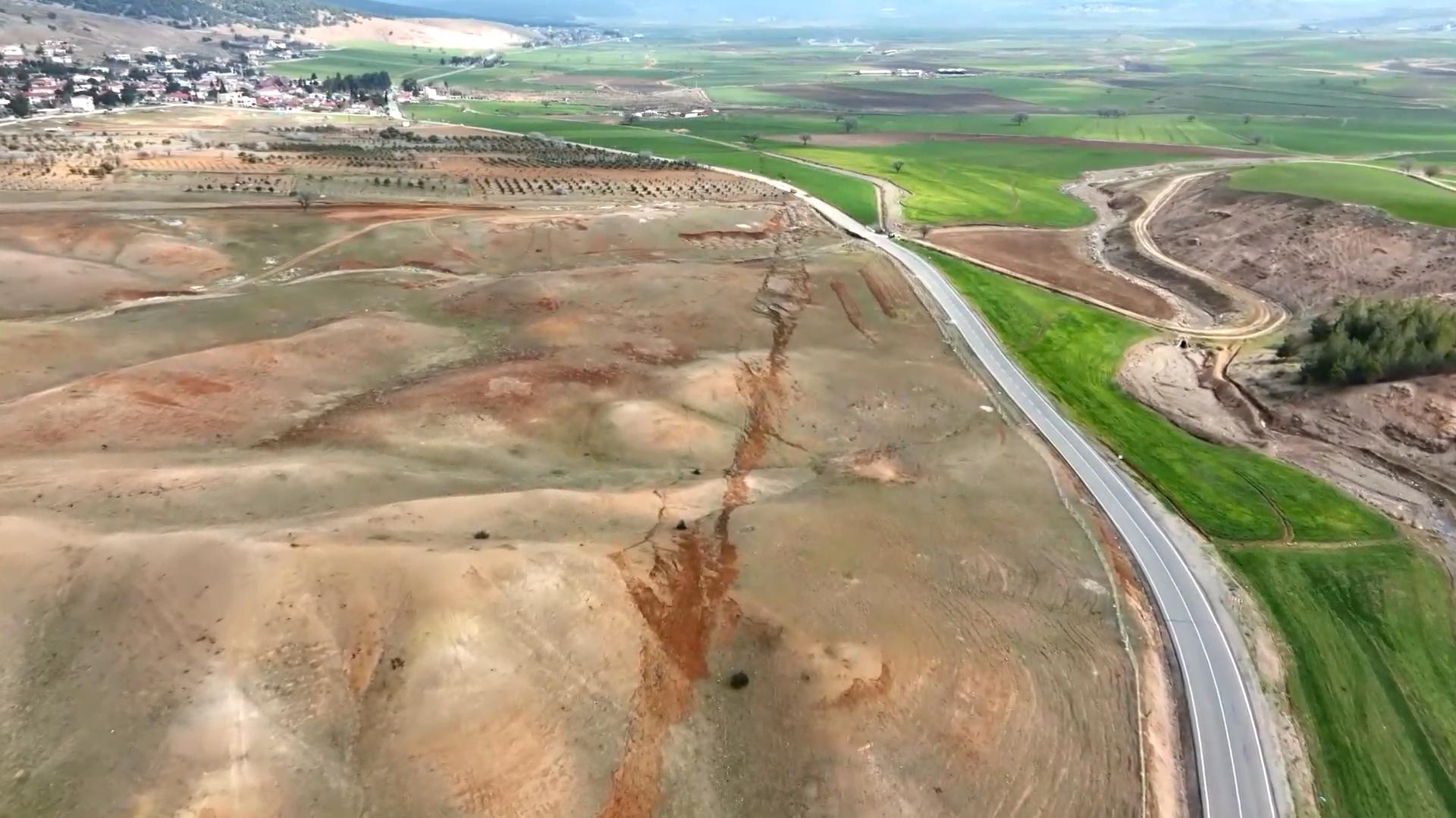 Dronebeelden Tonen Enorme Scheur In De Grond Bij Epicentrum Aardbeving ...