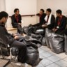 Asielzoekers uit Eritrea wachten op uitleg voor ze naar hun kamer worden geleid.