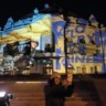 Een projectie op het operagebouw in Kiev gedenkt de slachtoffers van de oorlog.