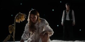 Angèle en Tamino klimmen samen naar de maan in nieuwe videoclip