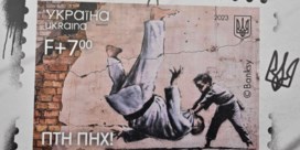 Postzegel van Banksy zegt ‘FCK PTN’