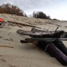 Brokstukken van de vergane sloep, op de Calabrische stranden.