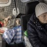 Twee vrouwen worden geëvacueerd uit Kramatorsk, in de buurt van Bachmoet, waar de strijd steeds heviger wordt.