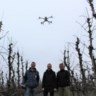 Dronepiloot Yannick Dewolf samen met onderzoekers Jürgen Decloedt en Stephanie Delalieux.