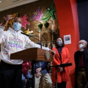 New Yorkse burgemeester roept op om mondmaskers af te zetten in de winkel