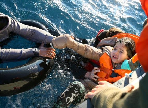 Cinque migranti sono annegati nel Mar Egeo e 1.000 hanno raggiunto le coste italiane
