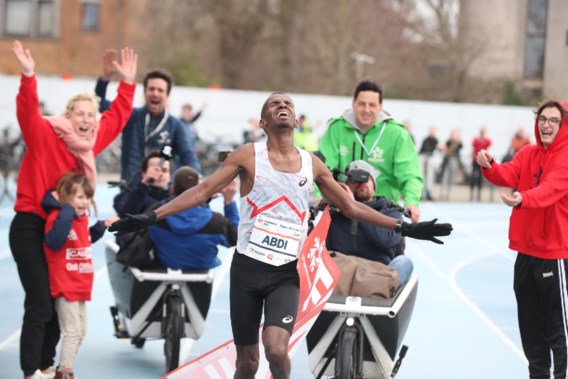 Bashir Abdi verpulvert Belgisch record op halve marathon: ‘En ik kan nóg sneller’ 