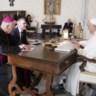 Emmanuel Van Lierde interviewt de paus in december 2022. Ex-bisschop Luc Van Looy (links) fungeerde als tussenpersoon.