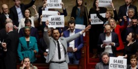 Franse colère breekt los na controversiële pensioenmove van Macron
