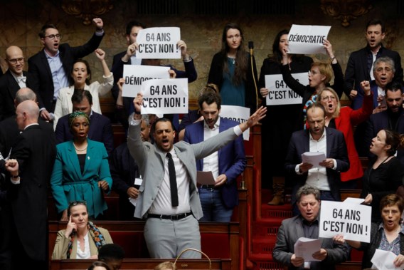 Il governo francese scavalca il parlamento per promuovere la riforma delle pensioni