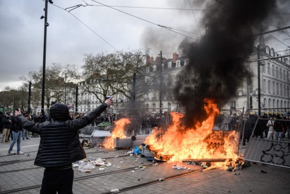 Новые демонстрации против пенсионной реформы во Франции и запрет полиции на протесты возле парламента