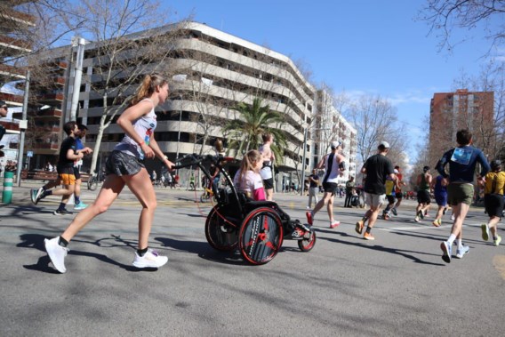 Lotte De Vet breekt wereldrecord marathonlopen met rolstoel