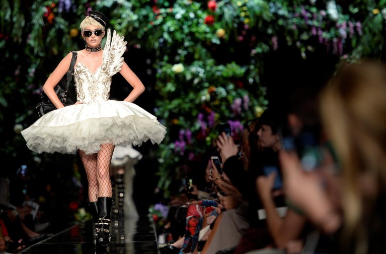 Na tien jaar stopt Jeremy Scott bij Moschino: ‘Trots op de erfenis die ik achterlaat’
