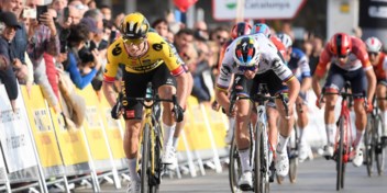 Roglic wint voor Evenepoel in openingsetappe Ronde van Catalonië