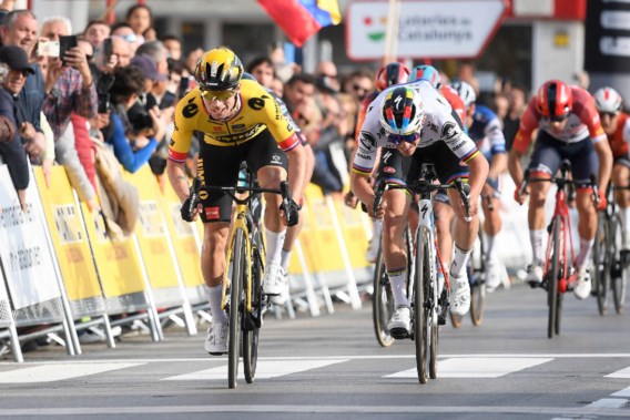 Roglic wint voor Evenepoel in openingsetappe Ronde van Catalonië
