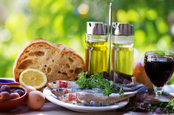 Wie olijfolie, vis en veel groenten eet, loopt kwart minder risico op dementie