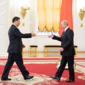 Na de langste tafel, nu ook de langste aanloop: Xi en Poetin gaan op de foto