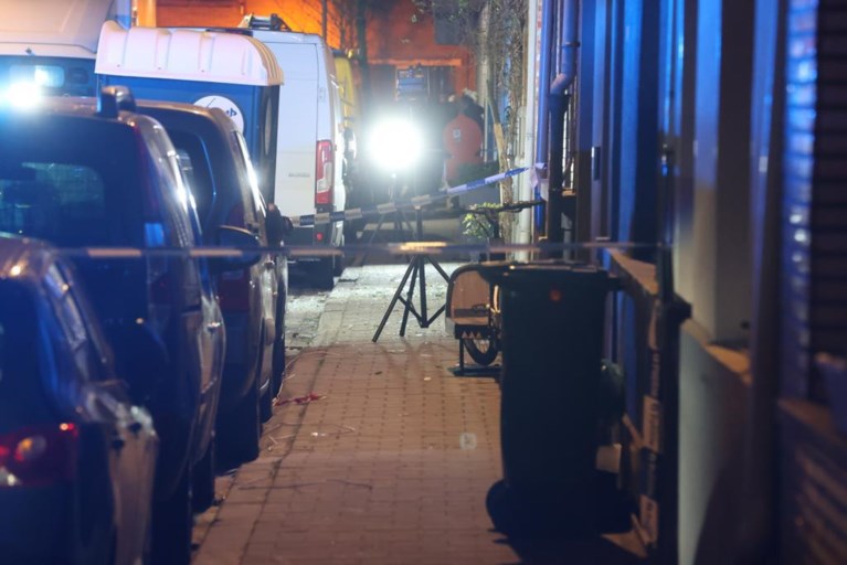 Zes woningen en meerdere auto’s beschadigd na aanslag bij veroordeelde crimineel in Borgerhout