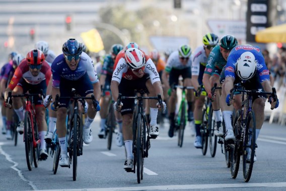 Kaden Groves wint massasprint in vierde etappe Ronde van Catalonië, Remco Evenepoel kent zorgeloze dag