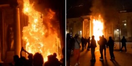 Betogers steken poort van stadhuis Bordeaux in brand