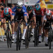 Kaden Groves wint massasprint in zesde rit Ronde van Catalonië op fiets van teamgenoot