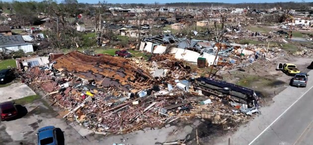 Dronebeelden tonen verwoestende impact van tornado in Mississippi
