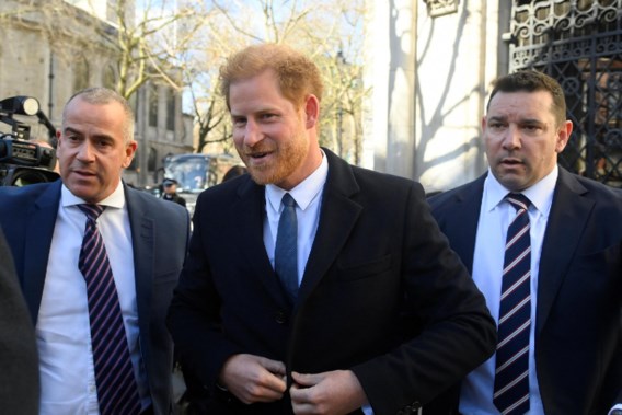 Prins Harry duikt op tijdens proces tegen uitgever ‘Daily Mail’ 