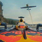 F1-piloot Ricciardo neemt het op tegen stuntvliegtuig in spectaculaire race