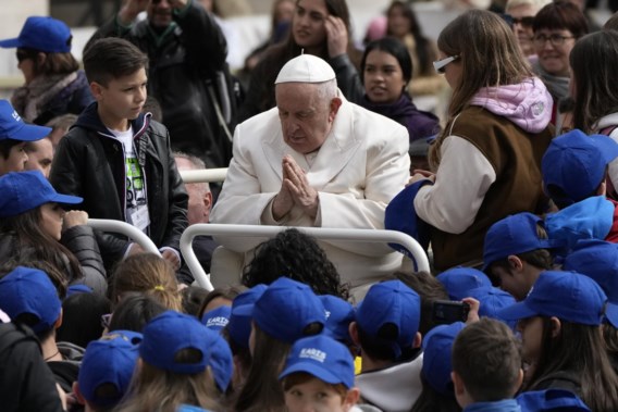 Paus Franciscus opgenomen in ziekenhuis met luchtweginfectie