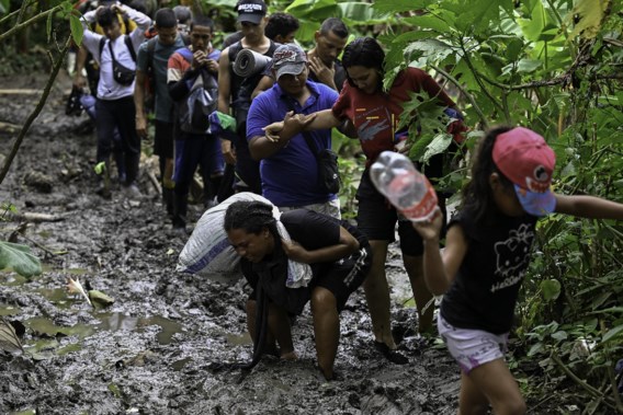 Vluchtelingen wagen hun leven om via Panamese jungle naar VS te trekken