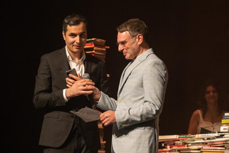 Verrassing: Boon Literatuurprijzen gaan naar Geert Buelens en het duo Edward van de Vendel en Anoush Elman