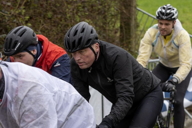 Premier De Croo beleeft een lastige Ronde van Vlaanderen in Flandrien-weer